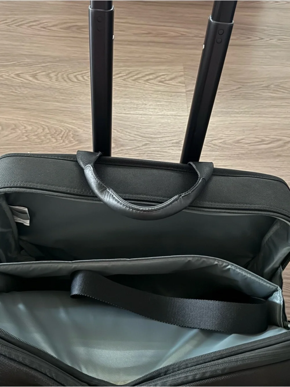 Brigs and Riley Kr404x-4 expandable executive rolling brief carryon 18”X14”